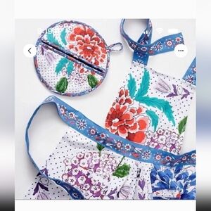 New Anthropologie Maya Apron And Holder Set with Blue Trim